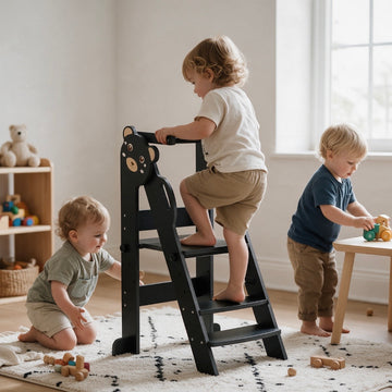 Enfant participant à la cuisine sur sa tour d'apprentissage Montessori