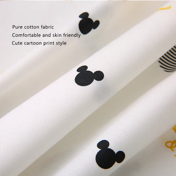 Tour de lit modulable installé le long du matelas de bébé