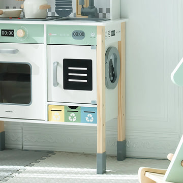 Détail du lave-linge et des boutons rotatifs en bois de la cuisine d'éveil