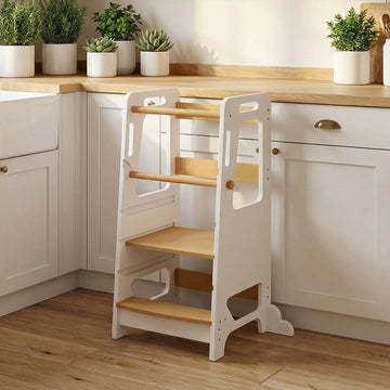 Tour d'apprentissage Montessori en bois naturel dans une cuisine claire