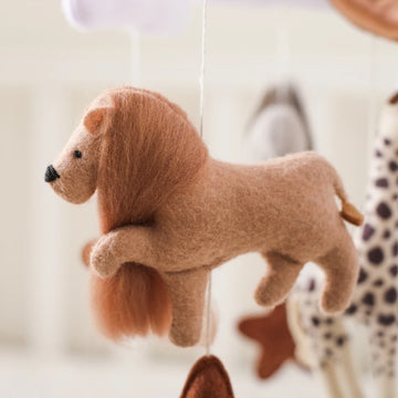 Mobile d'éveil pour bébé avec clochettes et suspensions poétiques