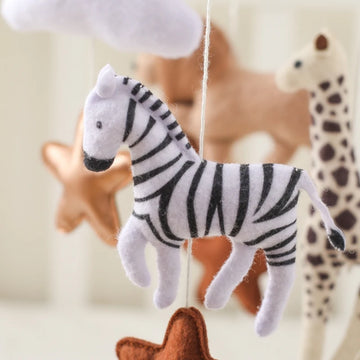 Détail des figurines en feutrine douce du mobile de lit bébé