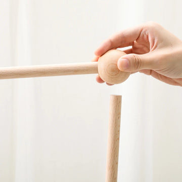 Détail de la pince de serrage en bois pour berceau de bébé