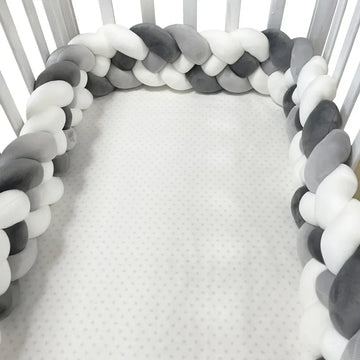 Tresse 4 brins disposée le long du matelas de chambre d'enfant