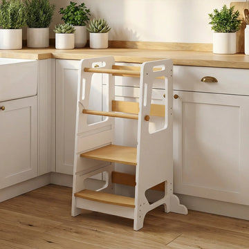 Tour d'apprentissage Montessori en bois dans une cuisine