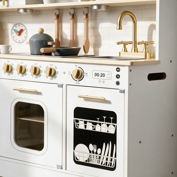 Cuisine enfant en bois stylée dans un intérieur contemporain